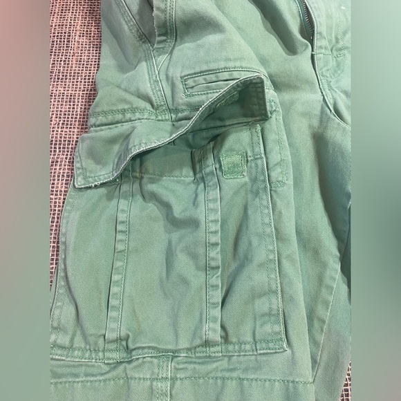 Roebuck & Co Green Denim Cargo Shorts, Size 36, 7 Pockets, Belt Loops - Picture 6 of 9